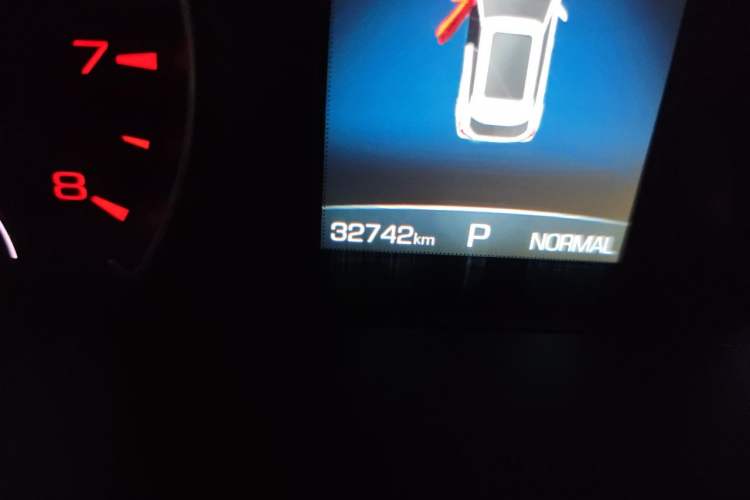 Used Wey VV5 2020 1.5T Two-Wheel Drive Color Pioneer Odometer Close Up