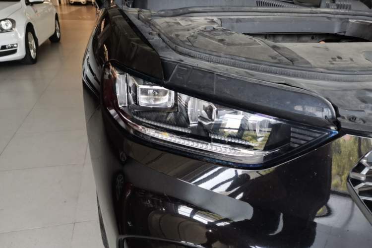 Used Wey VV5 2020 1.5T Two-Wheel Drive Smart Pioneer Right Front Headlight