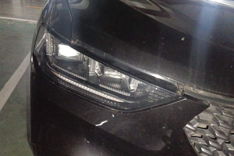 Used Wey VV5 2020 1.5T Two-Wheel Drive Color Pioneer Right Front Headlight