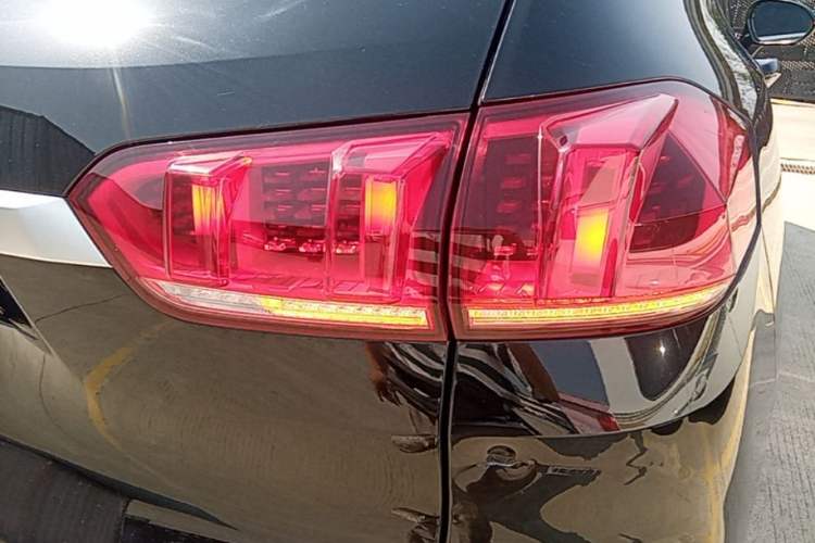 Used Wey VV5 2020 1.5T Two-Wheel Drive Color Pioneer Right Rear Taillight