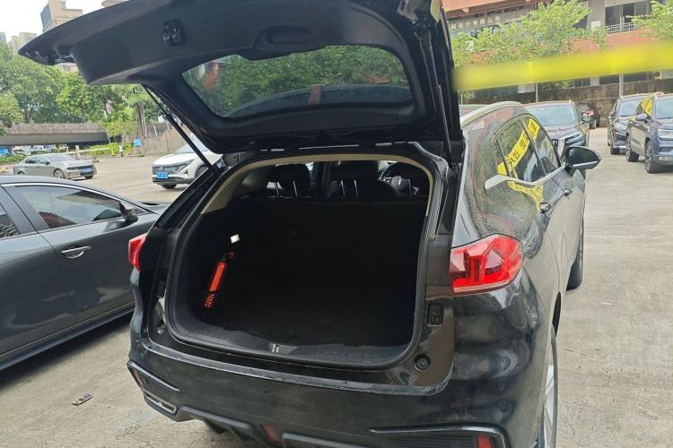 Used Wey VV5 2020 1.5T Two-Wheel Drive Color Pioneer Trunk