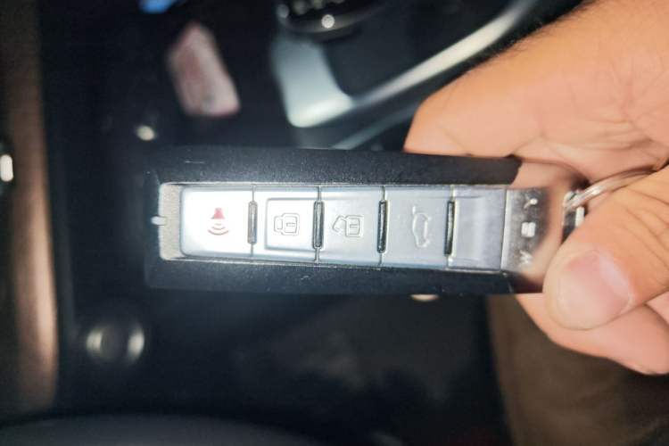 Used Wey VV5 2020 1.5T Two-Wheel Drive Color Pioneer Vehicle Key