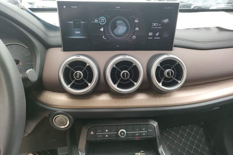Used Wey VV5 2020 1.5T Two-Wheel Drive Color Pioneer Audio And AC Panel