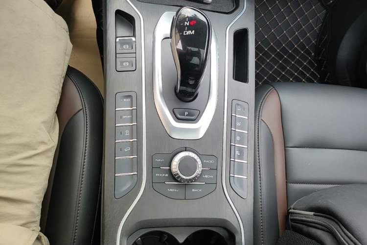 Used Wey VV5 2020 1.5T Two-Wheel Drive Color Pioneer Gear Lever