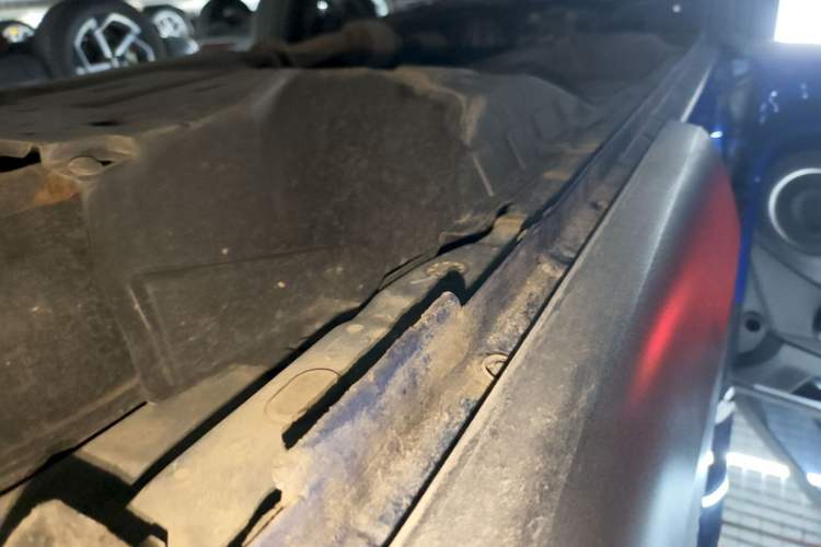Used Wey VV5 2020 1.5T Two-Wheel Drive Smart Pioneer Left Side Sill