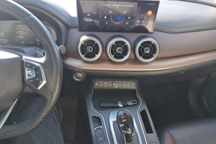 Used Wey VV5 2020 1.5T Two-Wheel Drive Smart Pioneer Audio And AC Panel