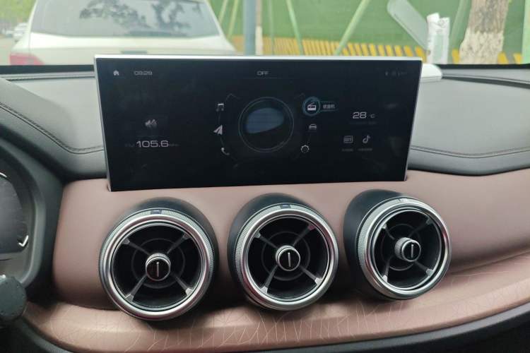 Used Wey VV5 2020 1.5T Two-Wheel Drive Color Pioneer Audio And AC Panel