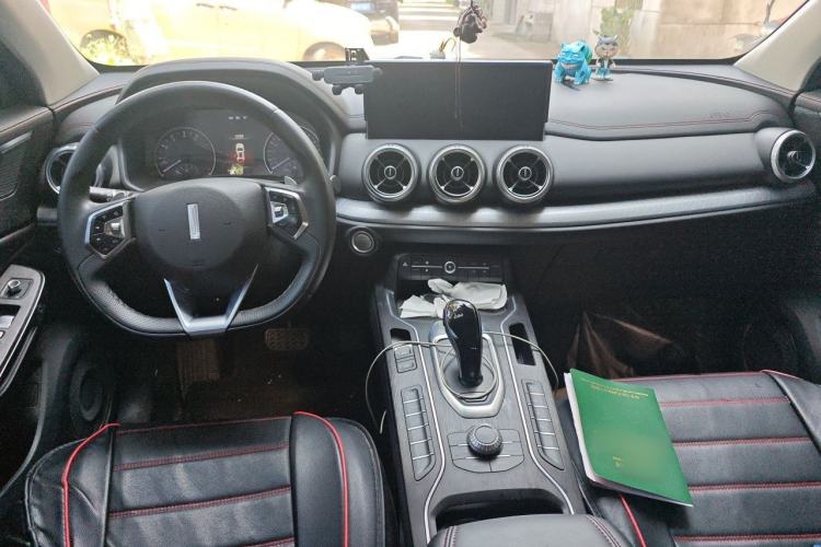 Used Wey VV5 2020 1.5T Two-Wheel Drive Color Pioneer Center Console