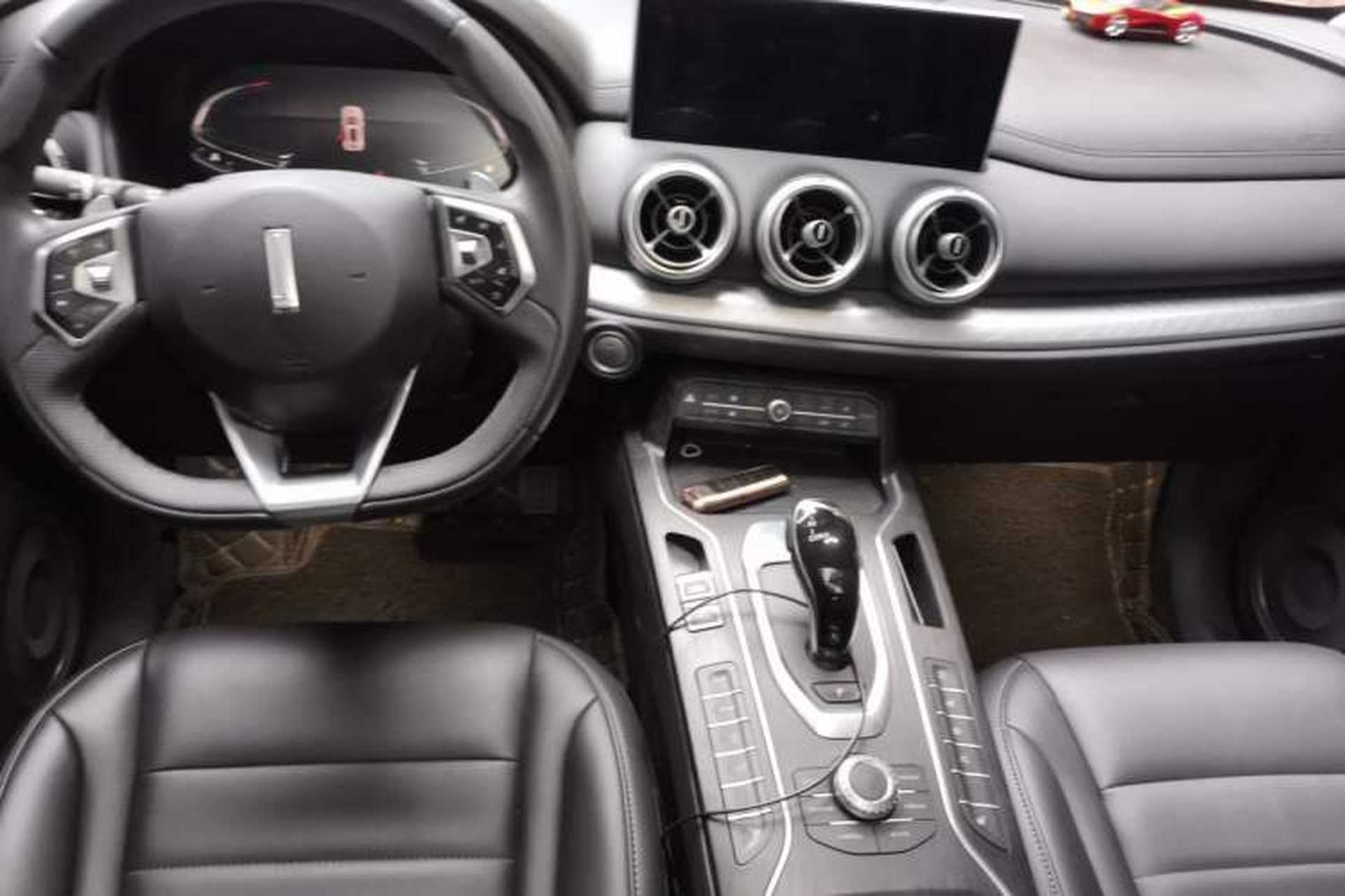 Used Wey VV5 2020 1.5T Two-Wheel Drive Smart Pioneer Center Console