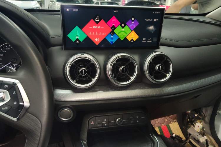 Used Wey VV5 2020 1.5T Two-Wheel Drive Color Pioneer Audio And AC Panel