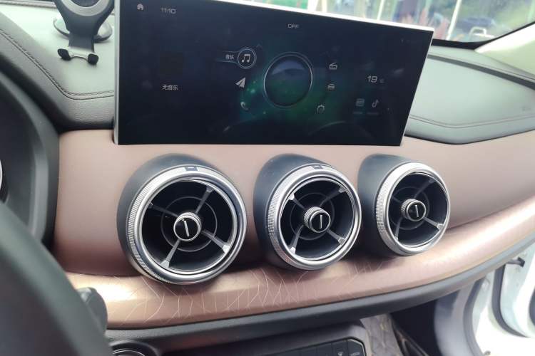 Used Wey VV5 2020 1.5T Two-Wheel Drive Color Pioneer Audio And AC Panel