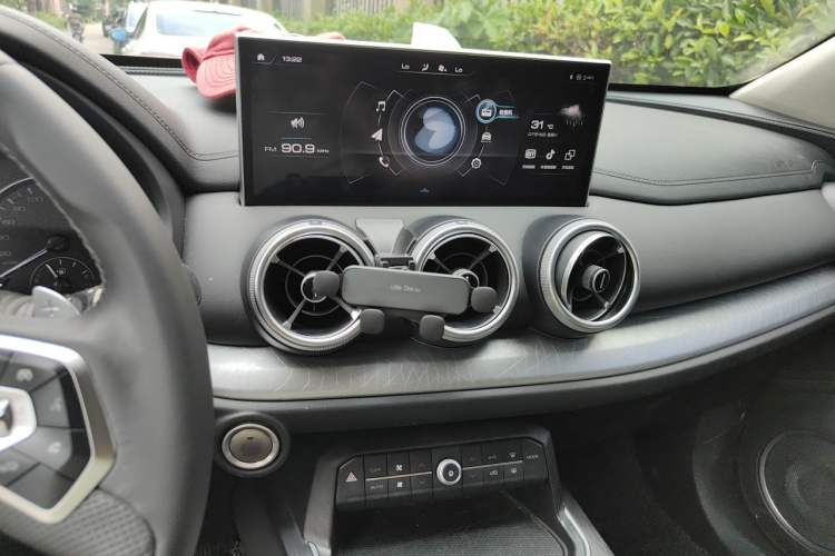 Used Wey VV5 2020 1.5T Two-Wheel Drive Color Pioneer Audio And AC Panel