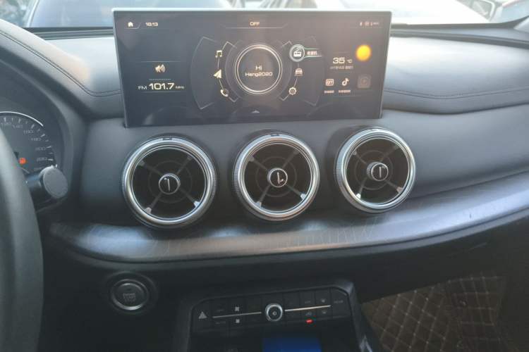 Used Wey VV5 2020 1.5T Two-Wheel Drive Color Pioneer Audio And AC Panel