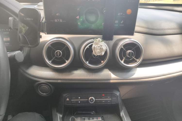Used Wey VV5 2020 1.5T Two-Wheel Drive Smart Pioneer Audio And AC Panel