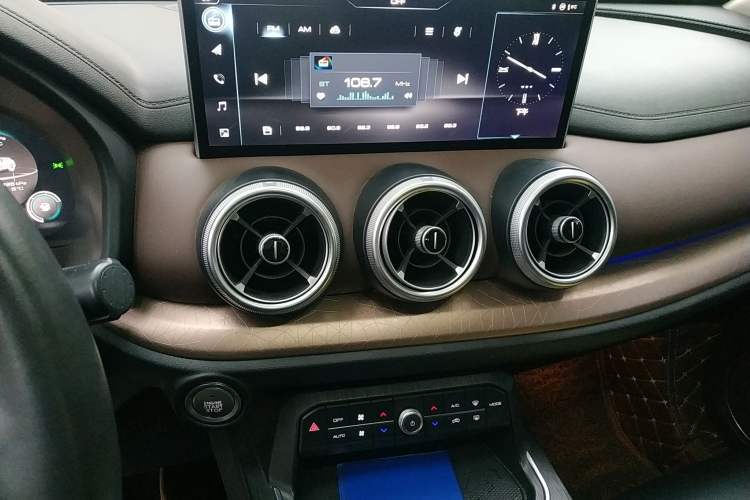 Used Wey VV5 2020 1.5T Two-Wheel Drive Smart Pioneer Audio And AC Panel
