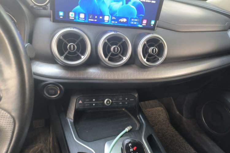 Used Wey VV5 2020 1.5T Two-Wheel Drive Color Pioneer Audio And AC Panel