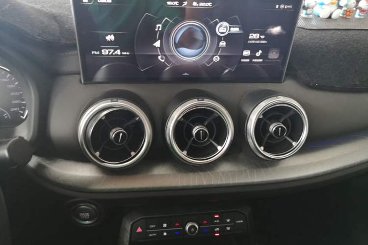 Used Wey VV5 2020 1.5T Two-Wheel Drive Color Pioneer Audio And AC Panel
