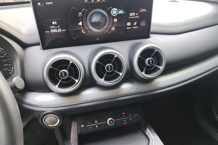 Used Wey VV5 2020 1.5T Two-Wheel Drive Color Pioneer Audio And AC Panel