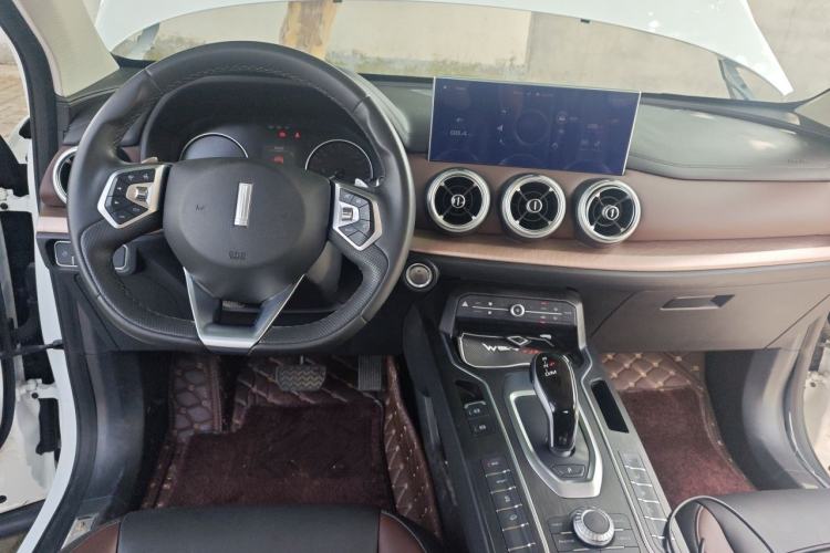 Used Wey VV5 2020 1.5T Two-Wheel Drive Color Pioneer Center Console