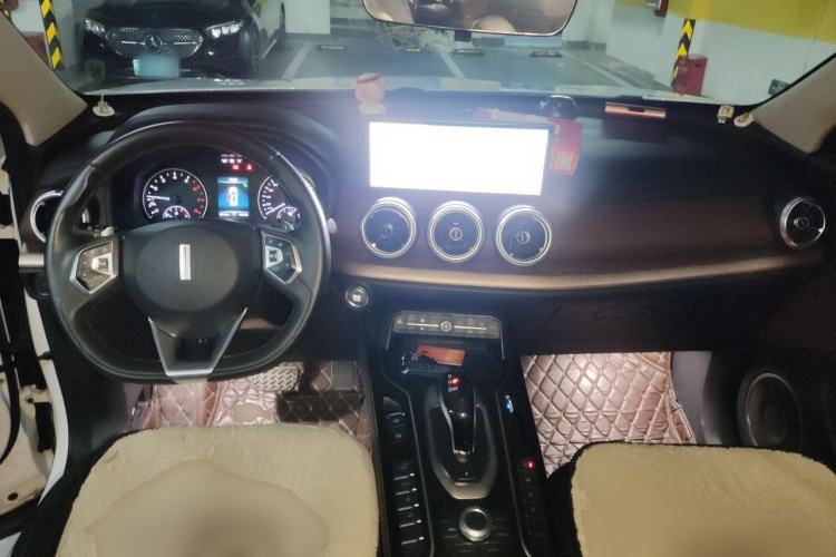 Used Wey VV5 2020 1.5T Two-Wheel Drive Color Pioneer Center Console