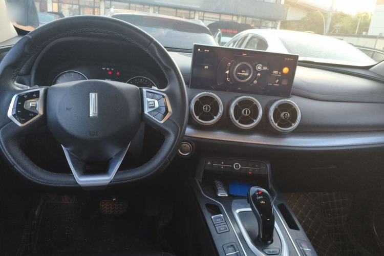 Used Wey VV5 2020 1.5T Two-Wheel Drive Color Pioneer Center Console