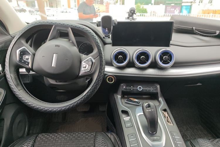 Used Wey VV5 2020 1.5T Two-Wheel Drive Color Pioneer Center Console