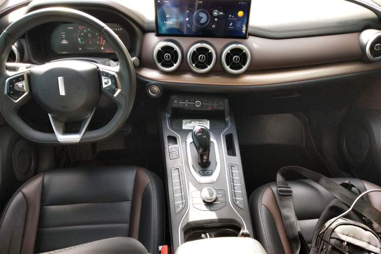 Used Wey VV5 2020 1.5T Two-Wheel Drive Smart Pioneer Center Console