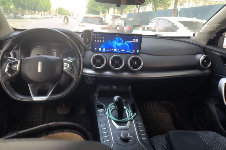 Used Wey VV5 2020 1.5T Two-Wheel Drive Color Pioneer Center Console