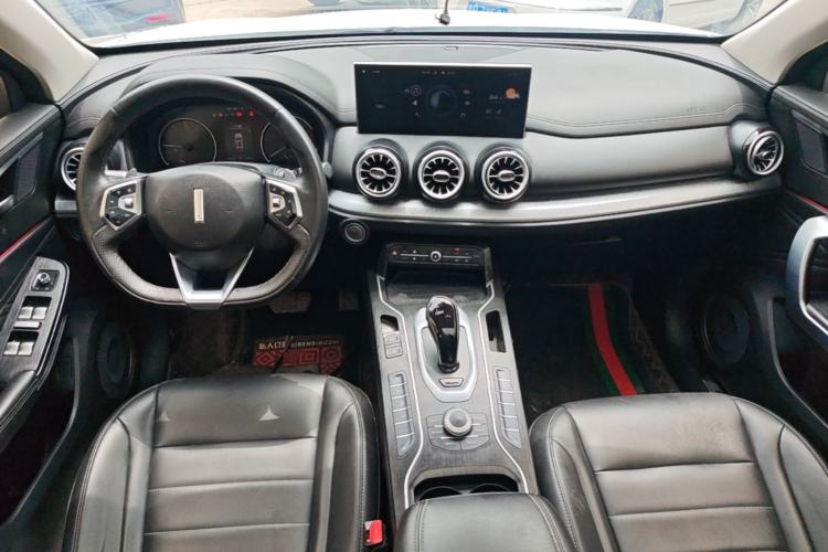 Used Wey VV5 2020 1.5T Two-Wheel Drive Color Pioneer Center Console