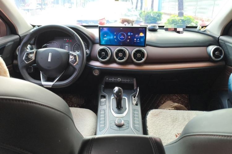 Used Wey VV5 2020 1.5T Two-Wheel Drive Color Pioneer Center Console
