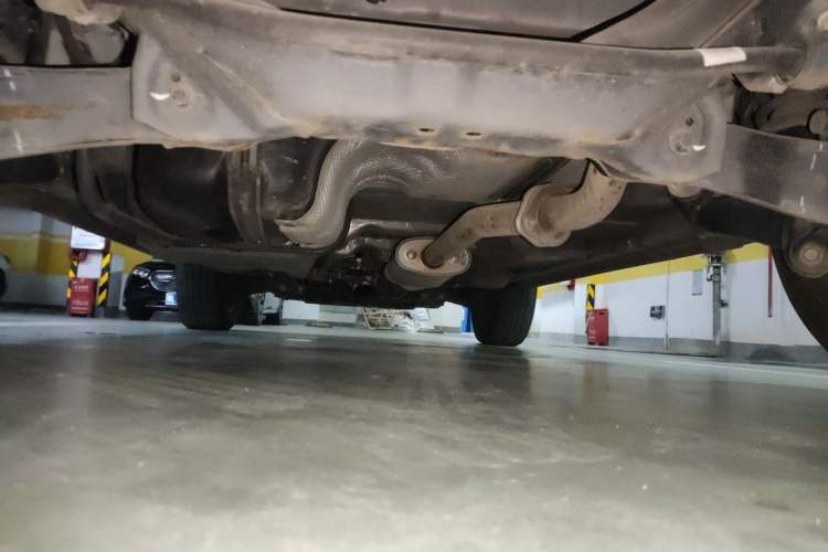 Used Wey VV5 2020 1.5T Two-Wheel Drive Color Pioneer Chassis Rear