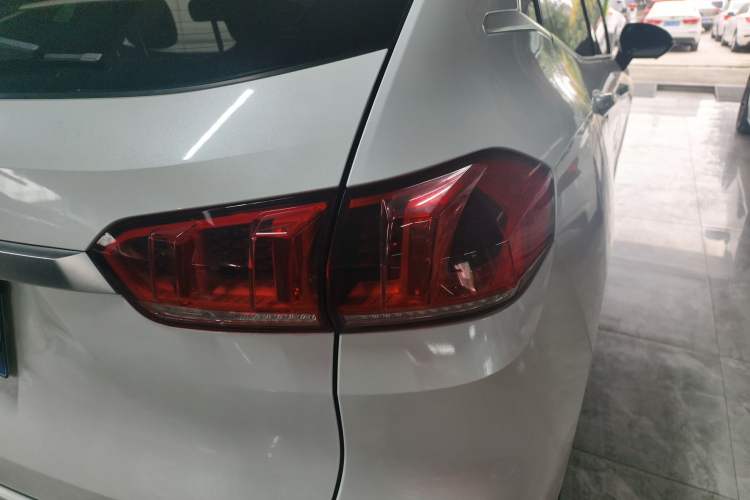 Used Wey VV5 2020 1.5T Two-Wheel Drive Color Pioneer Exterior 3