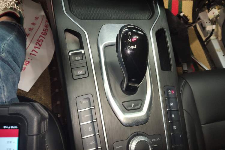 Used Wey VV5 2020 1.5T Two-Wheel Drive Color Pioneer Gear Lever
