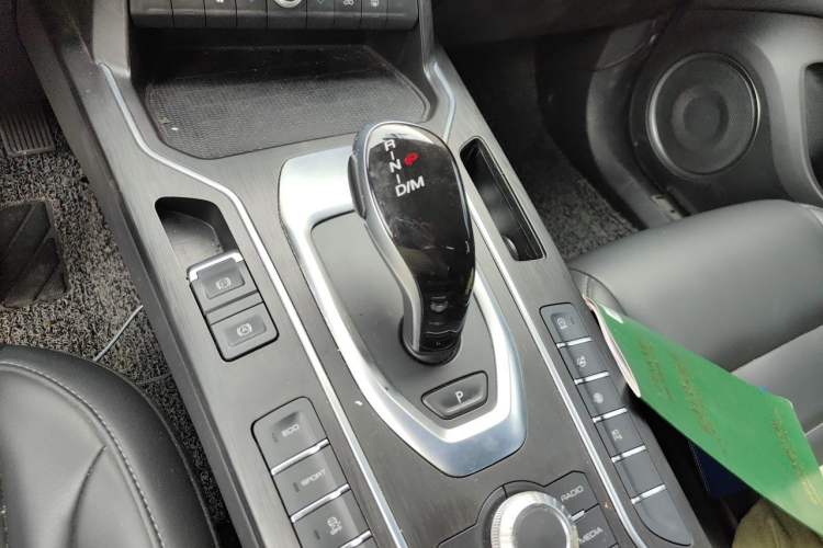 Used Wey VV5 2020 1.5T Two-Wheel Drive Color Pioneer Gear Lever