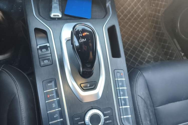 Used Wey VV5 2020 1.5T Two-Wheel Drive Color Pioneer Gear Lever