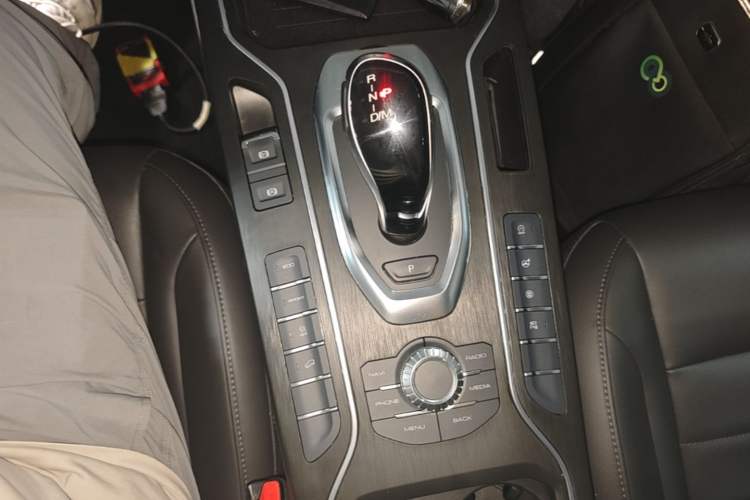 Used Wey VV5 2020 1.5T Two-Wheel Drive Color Pioneer Gear Lever