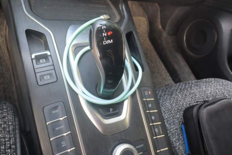 Used Wey VV5 2020 1.5T Two-Wheel Drive Color Pioneer Gear Lever