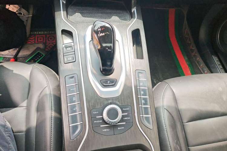 Used Wey VV5 2020 1.5T Two-Wheel Drive Color Pioneer Gear Lever