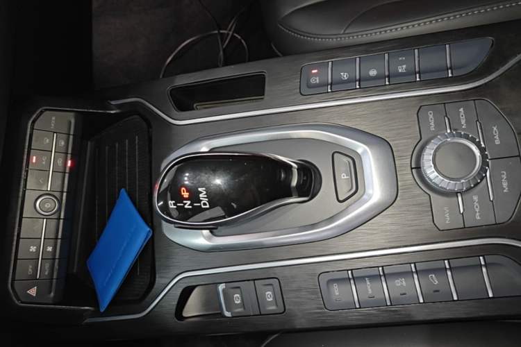 Used Wey VV5 2020 1.5T Two-Wheel Drive Color Pioneer Gear Lever