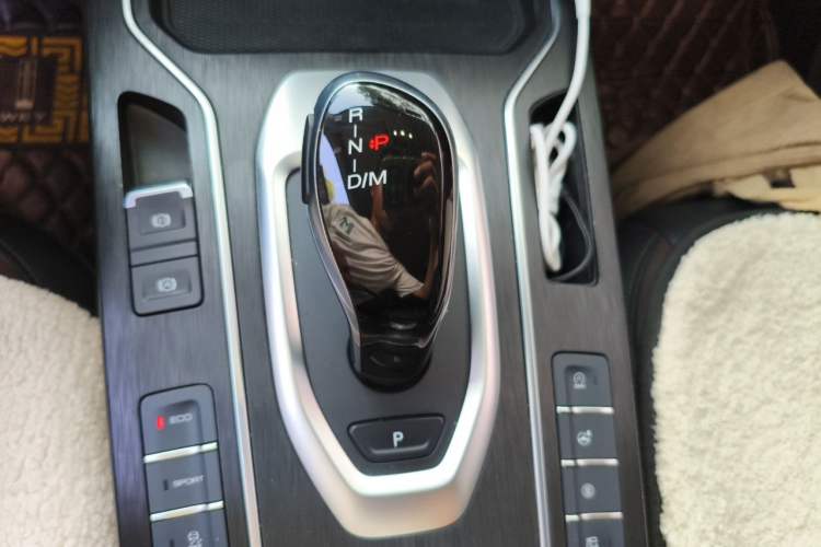 Used Wey VV5 2020 1.5T Two-Wheel Drive Color Pioneer Gear Lever