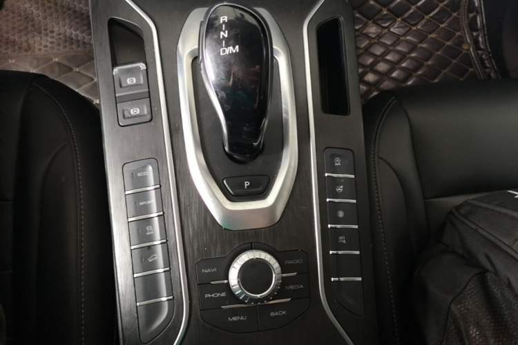 Used Wey VV5 2020 1.5T Two-Wheel Drive Color Pioneer Gear Lever