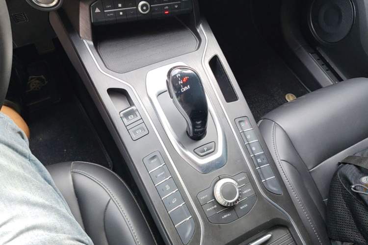 Used Wey VV5 2020 1.5T Two-Wheel Drive Color Pioneer Gear Lever