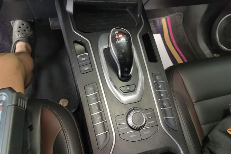 Used Wey VV5 2020 1.5T Two-Wheel Drive Color Pioneer Gear Lever
