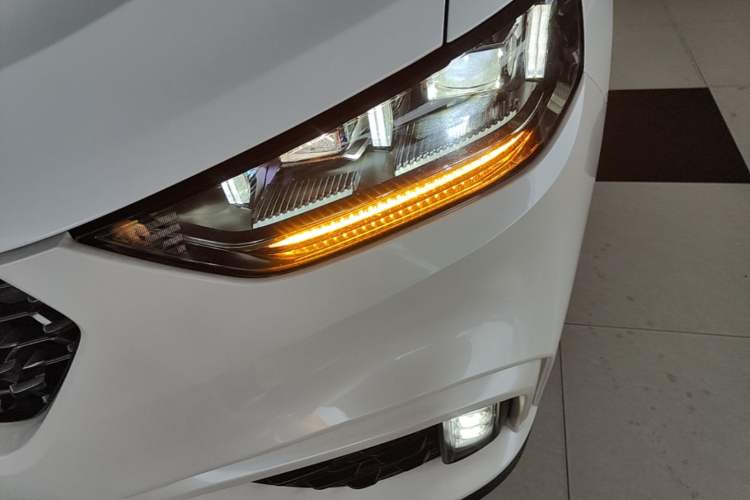 Used Wey VV5 2020 1.5T Two-Wheel Drive Color Pioneer Left Front Headlight