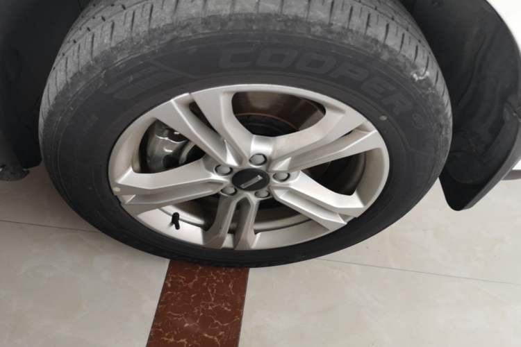 Used Wey VV5 2020 1.5T Two-Wheel Drive Color Pioneer Left Front Wheel Hub