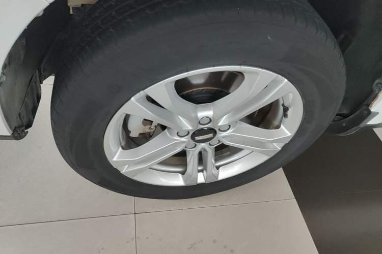 Used Wey VV5 2020 1.5T Two-Wheel Drive Color Pioneer Left Front Wheel Hub