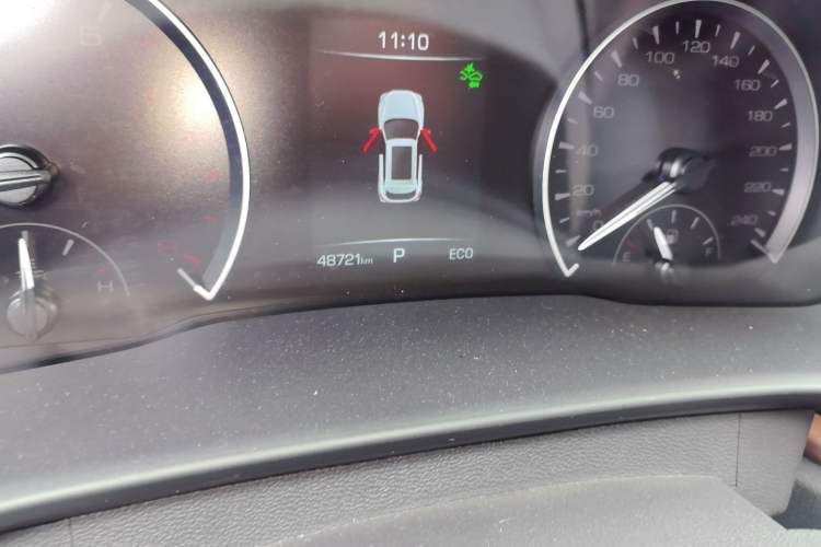 Used Wey VV5 2020 1.5T Two-Wheel Drive Color Pioneer Odometer Close Up