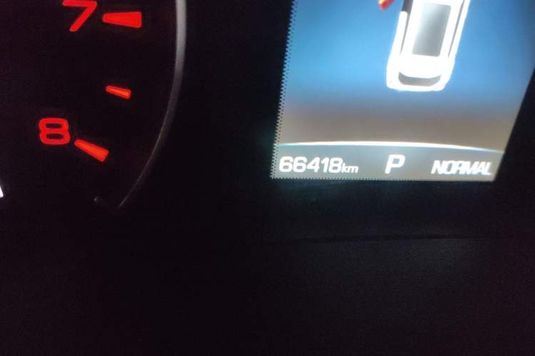 Used Wey VV5 2020 1.5T Two-Wheel Drive Color Pioneer Odometer Close Up