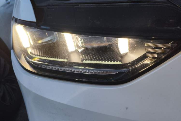 Used Wey VV5 2020 1.5T Two-Wheel Drive Color Pioneer Right Front Headlight