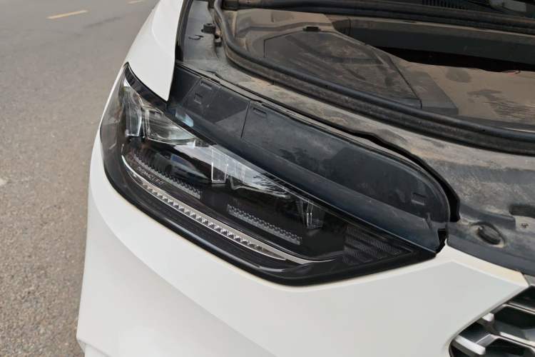 Used Wey VV5 2020 1.5T Two-Wheel Drive Color Pioneer Right Front Headlight